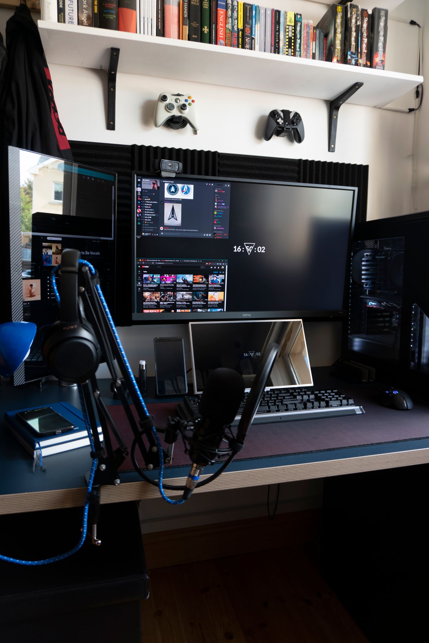 Un bureau équipé pour le jeu et la création avec écrans, clavier et microphone